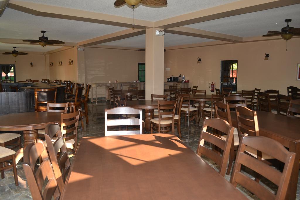 Montecristo Inn Piarco Екстериор снимка
