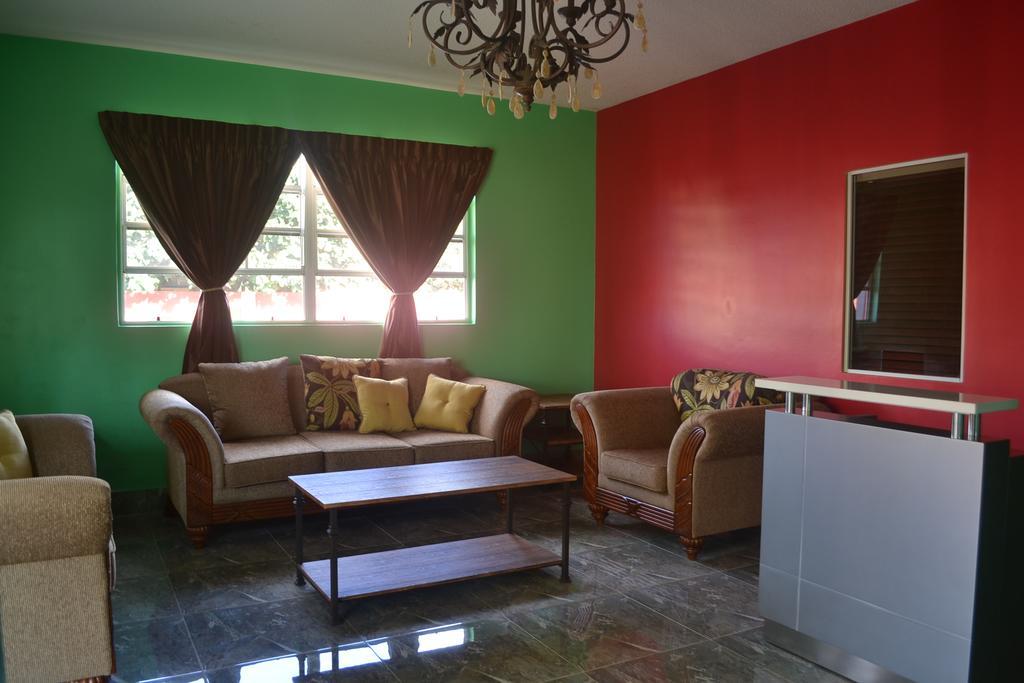 Montecristo Inn Piarco Екстериор снимка