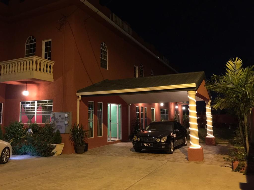 Montecristo Inn Piarco Екстериор снимка