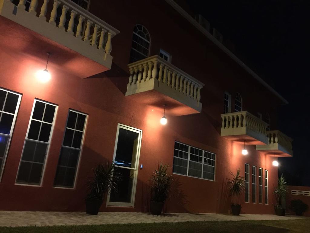 Montecristo Inn Piarco Екстериор снимка